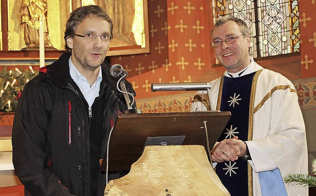 Strahlend ins neue Jahr: Pfarrer  Sebu...eine Spende fr die Kirchenrenovation.  | Foto: Hiller