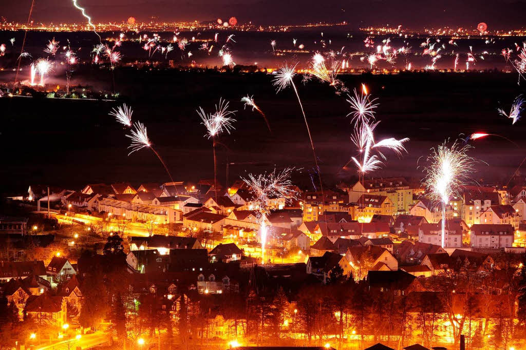 Mit einem tollen Feuerwerk begrten nicht nur    die Brger von Staufen  das neue Jahr. 