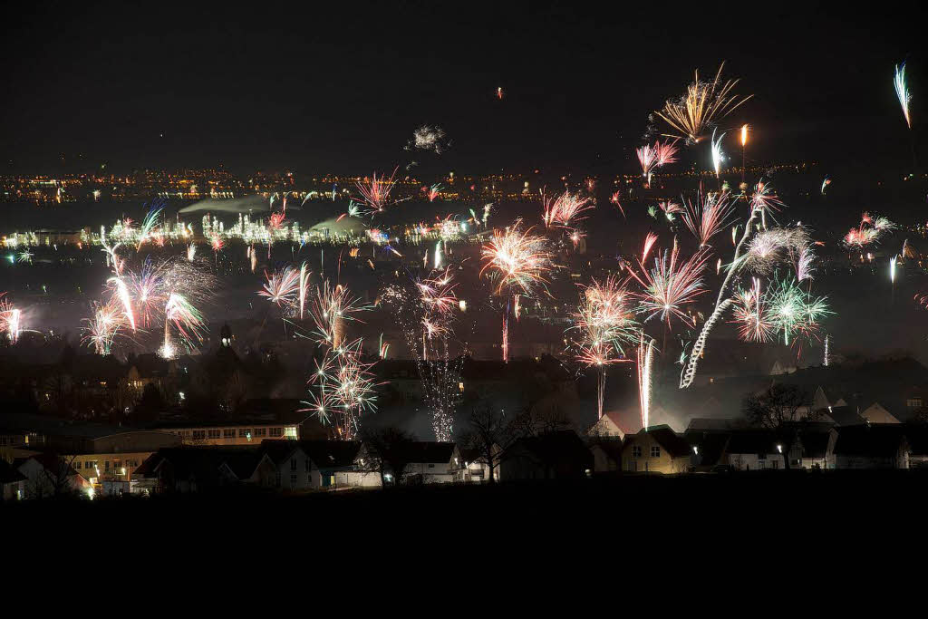 ber Mllheim leuchtete in der Silvesternacht ein buntes Feuerwerk, mit dem die Markgrfler das neue Jahr begrten. Im Hintergrund sind die Lichter von Neuenburg und die Industrieanlagen von Chalamp zu sehen. Das Bild wurde vom Innerberg aus aufgenommen. 