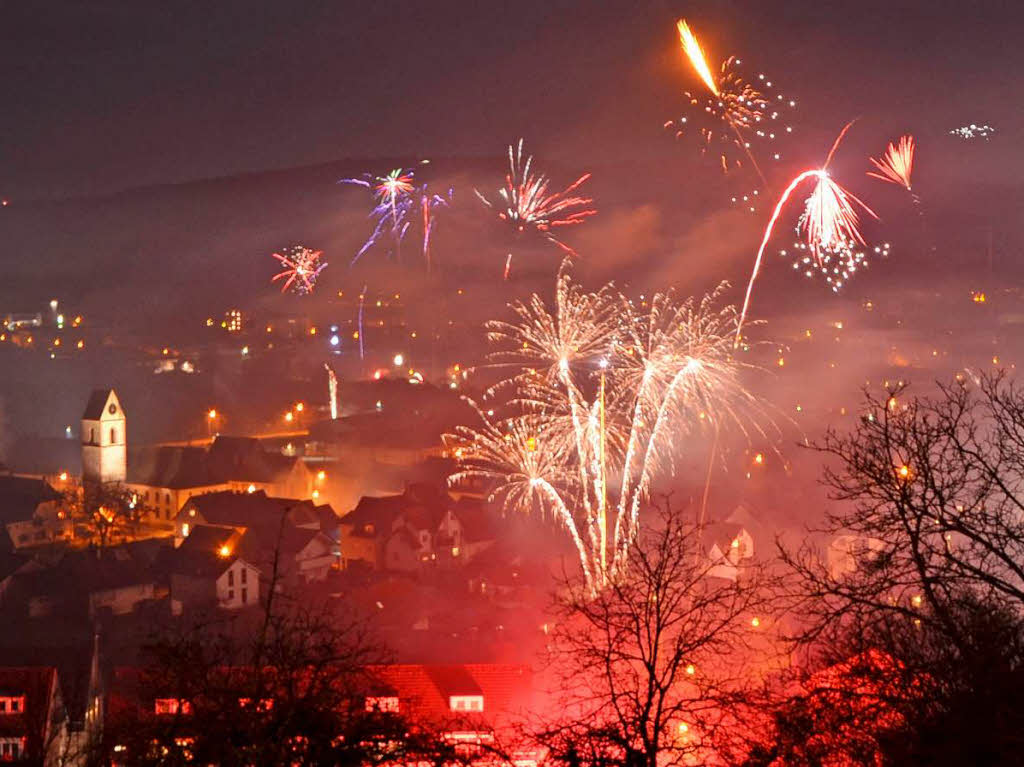 Hoch in den Himmel schickten die Lrracher  ihre Gre an das neue Jahr. Wie hier in Hauingen tauchte das Feuerwerk die Stadt und die Ortsteile in ein besonderes Licht. Vergleichsweise milde Temperaturen machten es angenehm, das Spektakel im Freien zu verfolgen. 