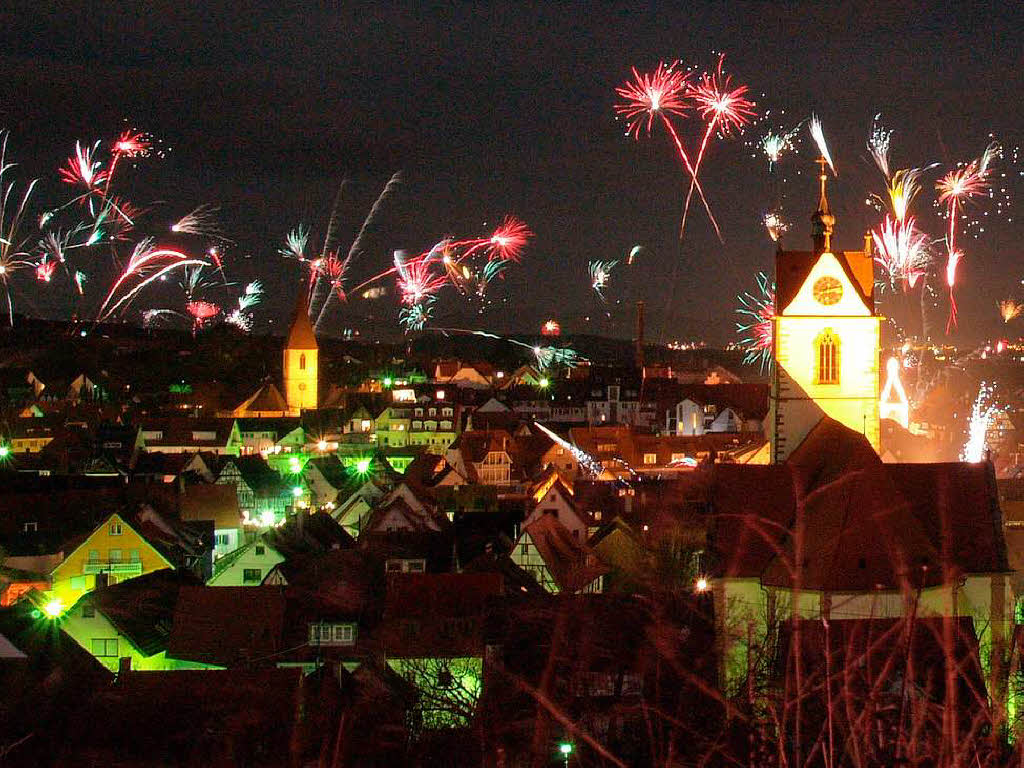 Jede Menge Pyrotechnik setzte in der Silvesternacht die Endinger Altstadt in Szene. In der Ferne waren auch die Feuerwerke in benachbarten Orten gut zu sehen.  
