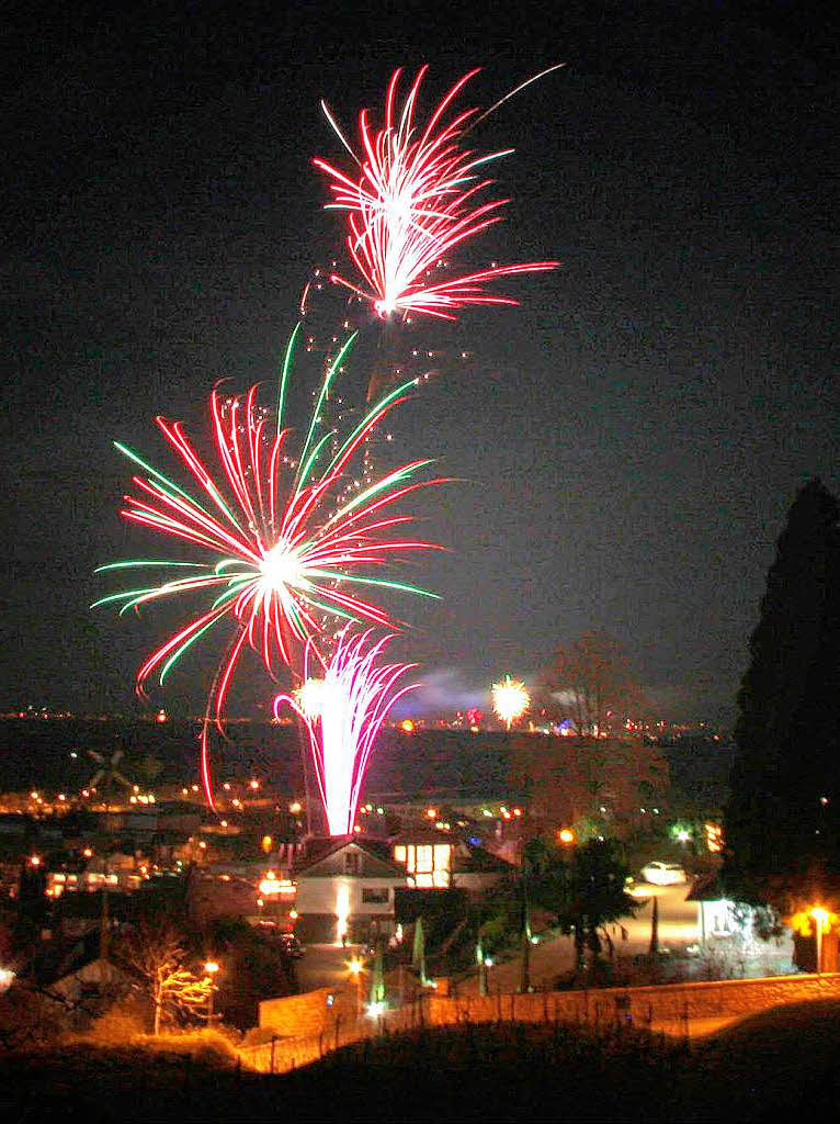 Mit Raketen und Bllern begrten auch die Ettenheimer das neue Jahr. Unser Foto entstand in der Silvesternacht auf der Bromerhhe in Richtung Gewerbegebiet Radackern. Im Hintergrund die Lichter und das Feuerwerk im Europa-Park.