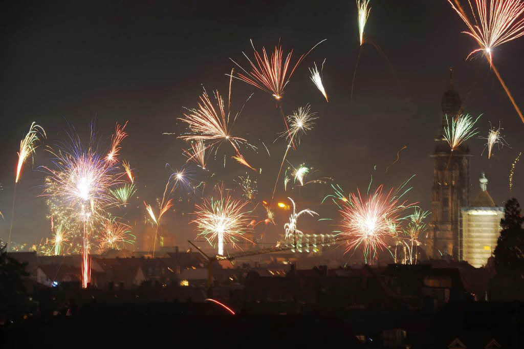 Weithin sichtbar war das Feuerwerk, das die Freiburgerinnen und Freiburger als Willkommensgru frs neue Jahr berall im Stadtgebiet entzndeten. Schon kurz vor Mitternacht ging es los und war auch noch nicht vorbei, als das neue Jahr seine erste halbe Stunde zhlte. 