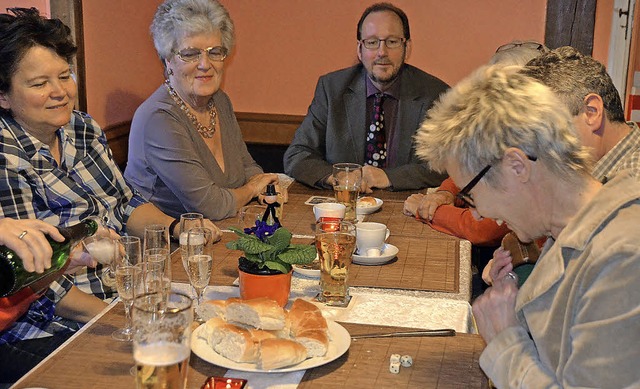 Brezelwrfeln der Aktionsgemeinschaft ...Weniger besucht, aber mit bester Laune  | Foto: Sylvia-Karina Jahn