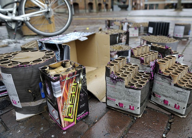 Nach dem Silvesterfeuerwerk geht es jetzt erst Mal ans groe Aufrumen.   | Foto: dpa