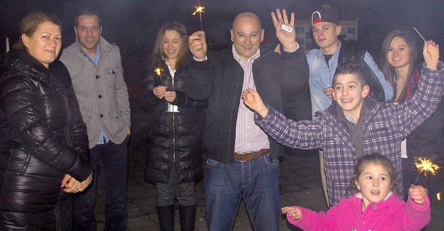 In  bester Stimmung trafen sich die Gr... und ihre Gste zum Neujahrsfeuerwerk.  | Foto: Rolf Reimann