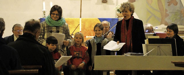 Vier kleine Spontan-Solisten nterstt...Cornelia Hring beim Quempas-Singen.    | Foto: Hanna Vlkle