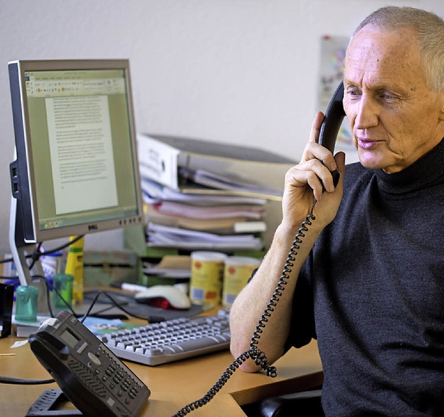 Der Therapeut Krischan Johannsen am Telefon der Stuttgarter Telefonseelsorge   | Foto: dpa