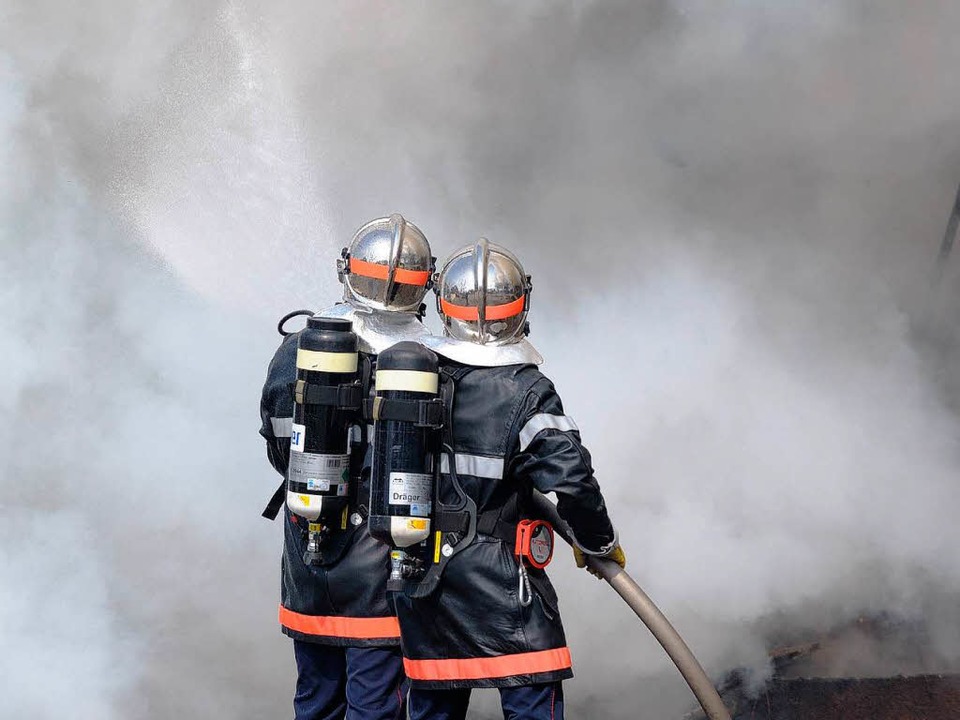Die Feuerwehr im Einsatz in Straßburg.  | Foto: dpa
