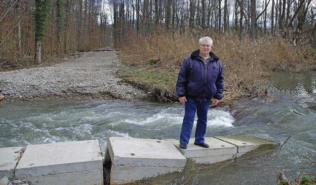 Der Fischerzunft-Vorsitzende Josef Sch...fand. Hier ist kein Durchkommen mehr.   | Foto: Jrg Schimanski