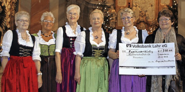 Die Singenden Hausfrauen mit dem Schec... die Nachbarschaftshilfe Friesenheim.   | Foto: Heidi Fssel