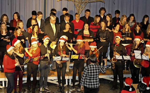 Passend zur Weihnachtszeit traten Musi...eisgymnasiums mit Nikolausmtzen auf.   | Foto: privat