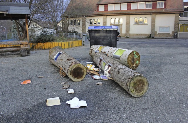 Niedergestreckt  von Randalierern wurd...h Tische und Bnke wurden umgeworfen.   | Foto: Anja Bertsch