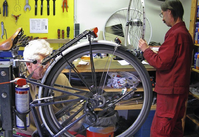 In der Fahrradwerkstatt werden Rder r...aus alten Velos neue zusammengesetzt.   | Foto: Matthias Reiser
