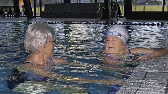 Viele Rentner genieen die Mglichkeit...nd zu einem Pluschchen im Schwimmbad.  | Foto: R. Kiener