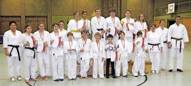 Preise und Urkunden gab es fr die jungen Kmpfer des Karate Dojo.   | Foto: Privat