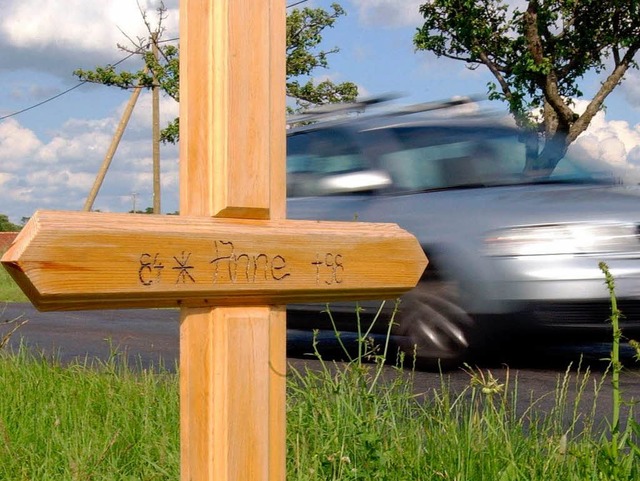 Mindestens drei Menschen starben 2012 ...ist zu schnelles Fahren. (Symbolfoto)   | Foto: dpa