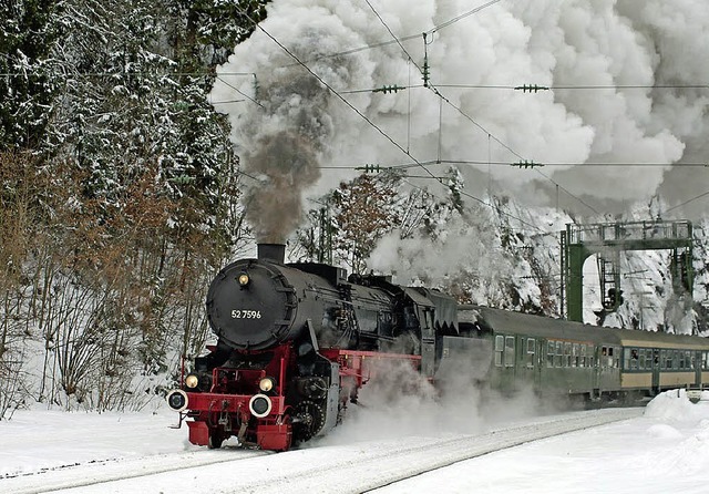 Mit Volldampf durch den Winter: Nostalgiefahrt durch den Schwarzwald  | Foto: Volker Kppl