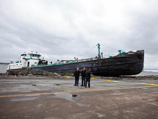 Bei New York hat Hurrikan Sandy ein et...Meter langes Schiff aufs Ufer gehoben.  | Foto: dpa