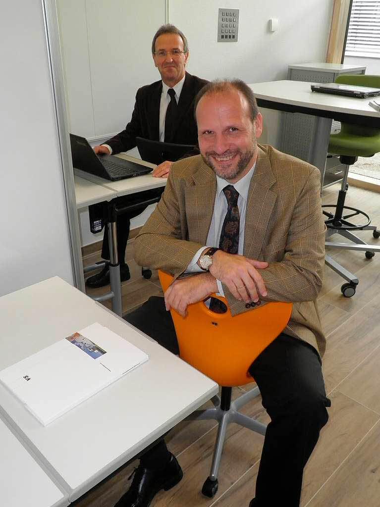 Hat gut Lachen in der Gemeinschaftsschule Ottenheim: Brgermeister Wolfgang Brucker auf einem neuen Sitzmbel.