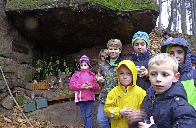 Kinder staunen ber die Krippe im Marienfelsen.   | Foto: Alfons Vgele