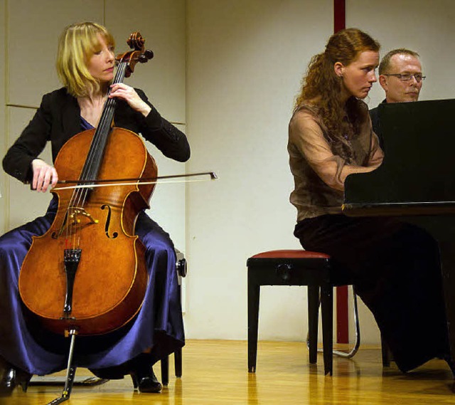 Isabel Gehweiler am Cello und Henrike ...  Neujahrskonzert 2013 in  Lenzkirch.   | Foto: Bernhard Kleine