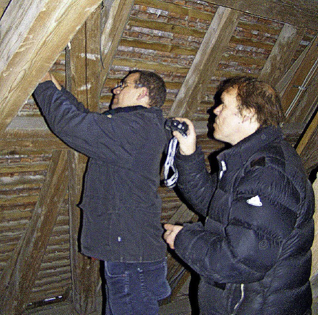 Dietrich Hackelberg und Willy Tegel be...uchungen im Geblk der Klosterkirche.   | Foto: Liane Schilling