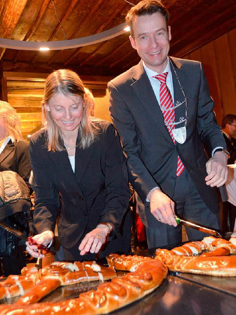 Perfekt Gastgeber: Elke und Andreas Hall beim Brezelanschnitt