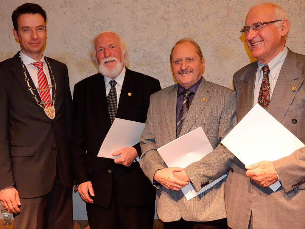 Brgermeister Hall ehrt Fritz Goldschmidt, Harald Meybrunn und Rudolf Saier (von links).