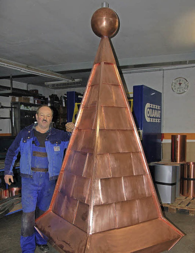 Diesen kupfernen Turmhelm hat   Blechn...in aufwendiger Handarbeit geschaffen.   | Foto: Elfriede Mosmann