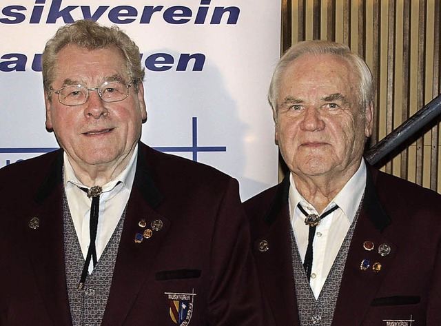 Rolf Trndlin und Josef Anetzeder wurd...r 65 Jahre als aktive Musiker geehrt.   | Foto: Paul Schleer