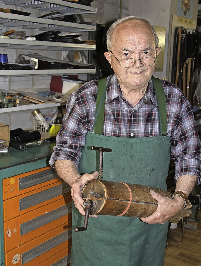 Auch mit 86 Jahren steht Karl Bolzhaus...rkstatt in Ihringen und flickt Schuhe.  | Foto: ulla Bettge