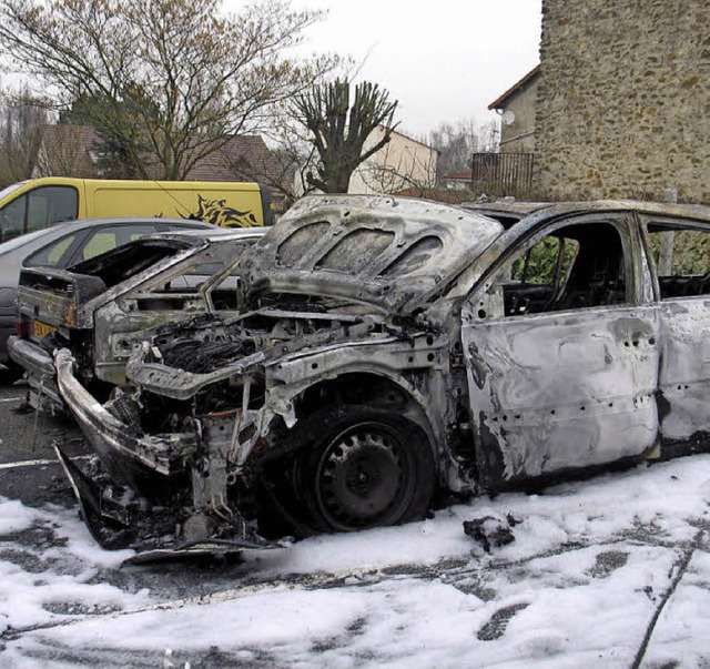 Abgefackelte Autos in Frankreich   | Foto: dpa