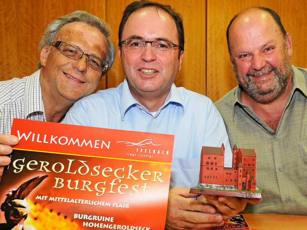 Familir: Die Organisatoren des Burgfestes Manfred Uhl, Thomas Schfer und  Johannes Wagner (von links) prsentieren ein Modell der Burg Hohengeroldseck.
