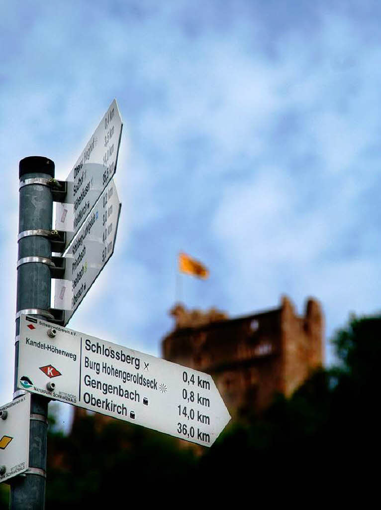 Schner Ausblick: Das Wanderwegzeichen zeigt auf das Wahrzeichen Hohengeroldseck.