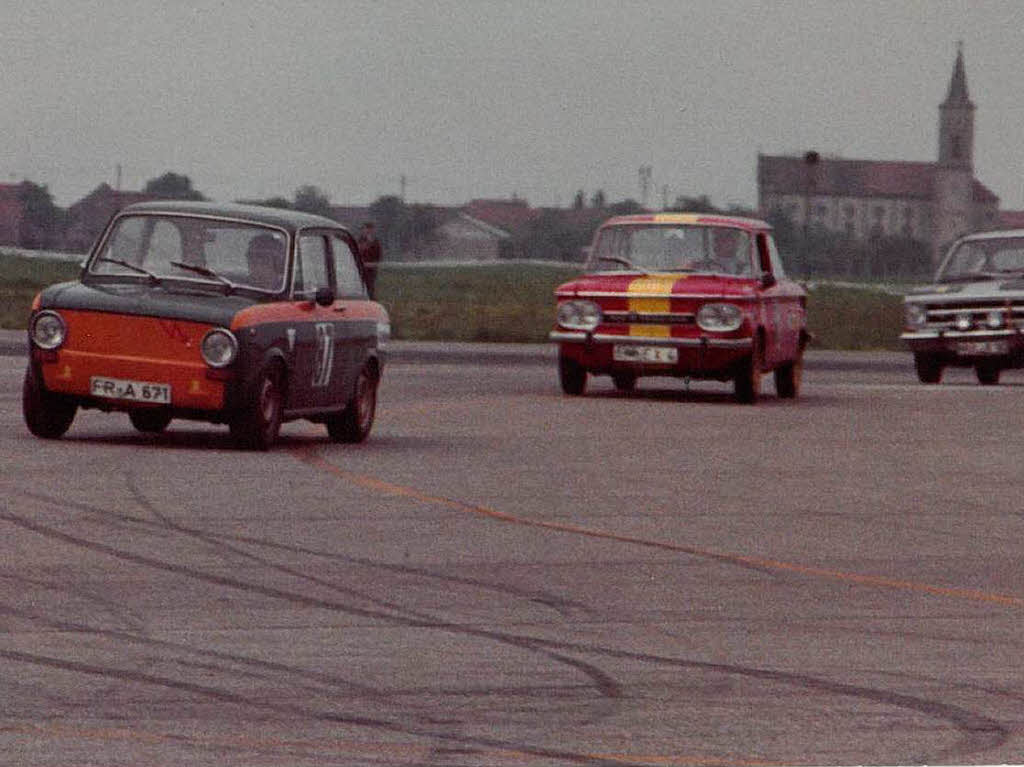 Beim Flugplatzrennen in Bremgarten im Fiat 850 (vorne) im Jahr 1970