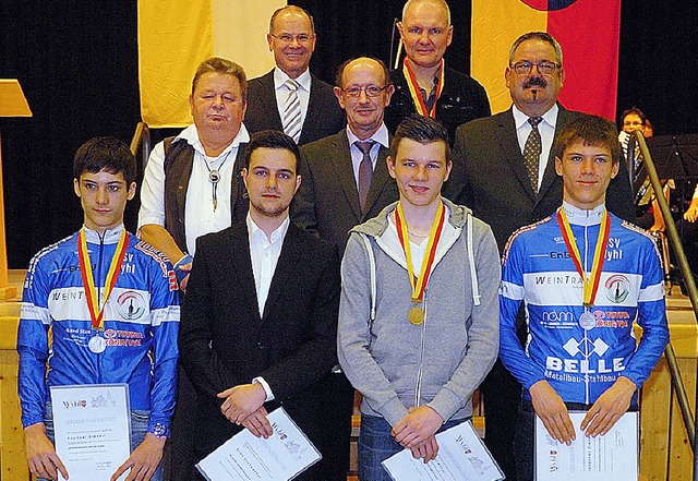 Brgermeister Joachim Ruth (hinten lin...nte Brger und erfolgreiche Sportler.   | Foto: Jrgen Schweizer