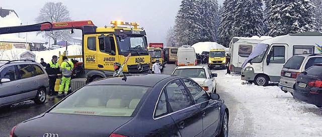 Reichlich eng fr eine Bundesstrae. A...leppdienste wie hier in Feldberg-Ort.   | Foto: Kamera 24