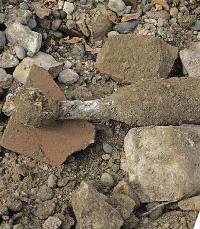 Diese Granate aus dem Zweiten Weltkrieg musste in Neuenburg gesichert werden.   | Foto: Polizei