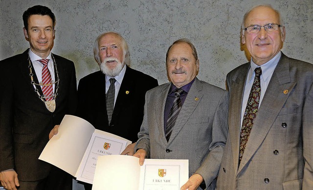 Brgermeister  Hall beglckwnschte be... Ehrennadel der Gemeinde (von links).   | Foto: Markus Donner