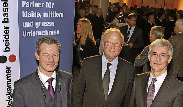 Franz Saladin und Thomas Staehlin von ...nalleiter Samuel Holzach (von links).   | Foto: Pino Covino