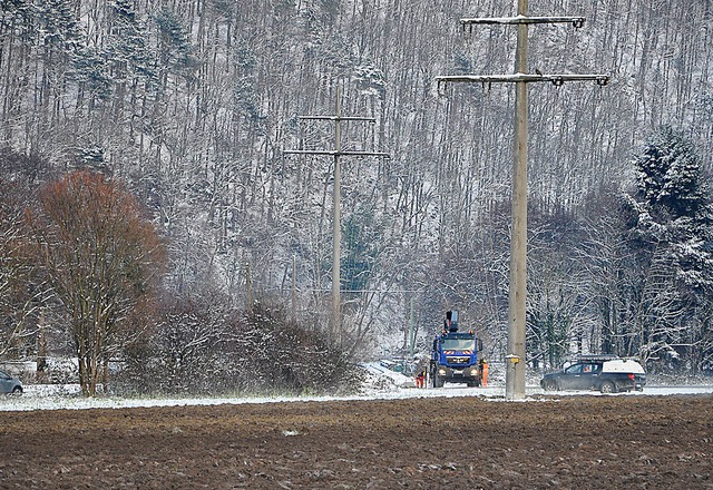 Um den Sicherheitsabstand von Bahn-Obe...einen neuen Mast an der L 123 ersetzt.  | Foto: R. Ruther