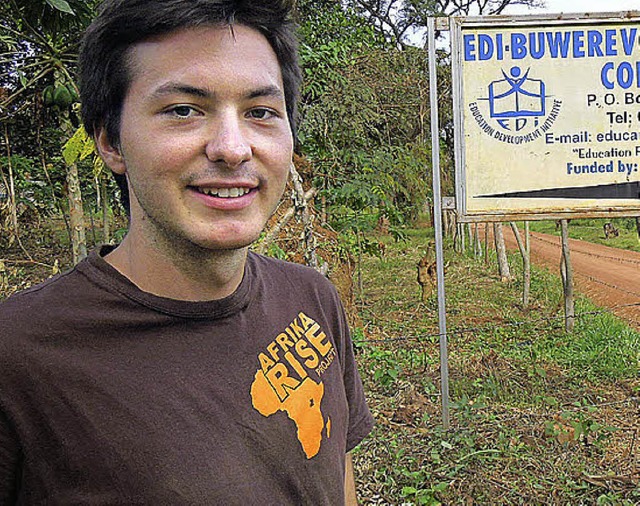 Gregor Preis vor der Schule in Uganda  | Foto: Gregor Preis