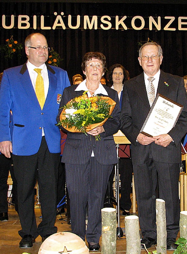 Josef Schuler (rechts) freute sich mit... Vereinsvorsitzenden  Joachim Schuler.  | Foto: Monika Rombach