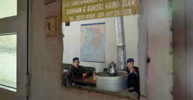 Gste um den Ofen des Kaffeehauses in ...bsten reden die von den alten Zeiten.   | Foto: Hhler