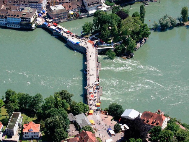 Auch die alte Rheinbrcke zwischen Rhe...ne solche gekrpfte Lsung vorstellen.  | Foto: Erich Meyer