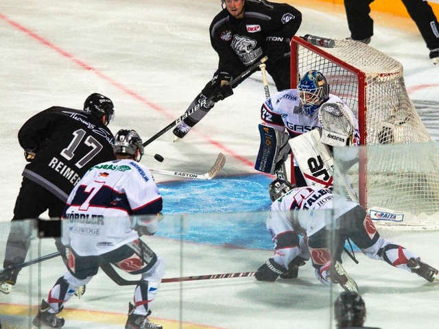 Die Nrnberg Ice Tigers bezwingen die ...n Berlin beim DEL Winter Game mit 4:3.  | Foto: dpa