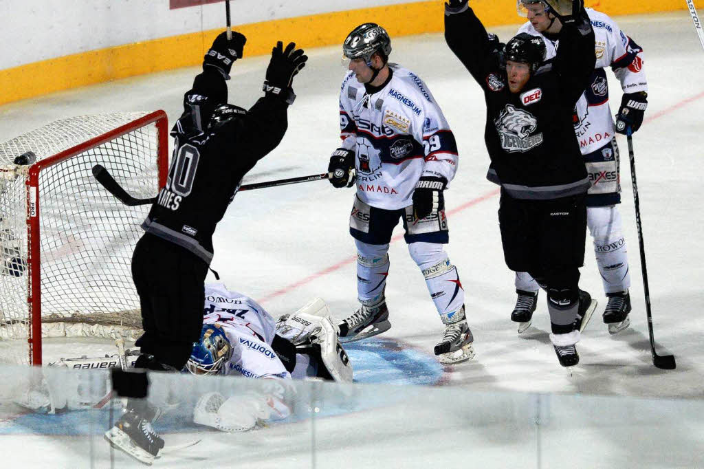 Eishockey-Spektakel unter freiem Himmel: Das Winter Game der DEL im Nrnberger Fuballstadion.