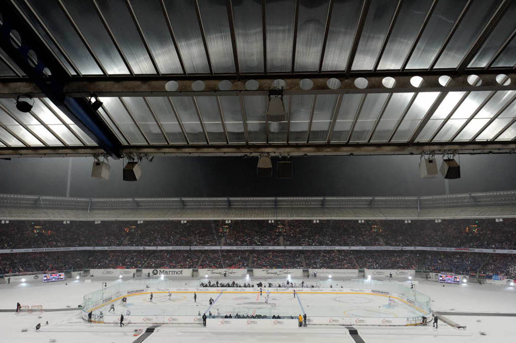 Eishockey-Spektakel unter freiem Himmel: Das Winter Game der DEL im Nrnberger Fuballstadion.