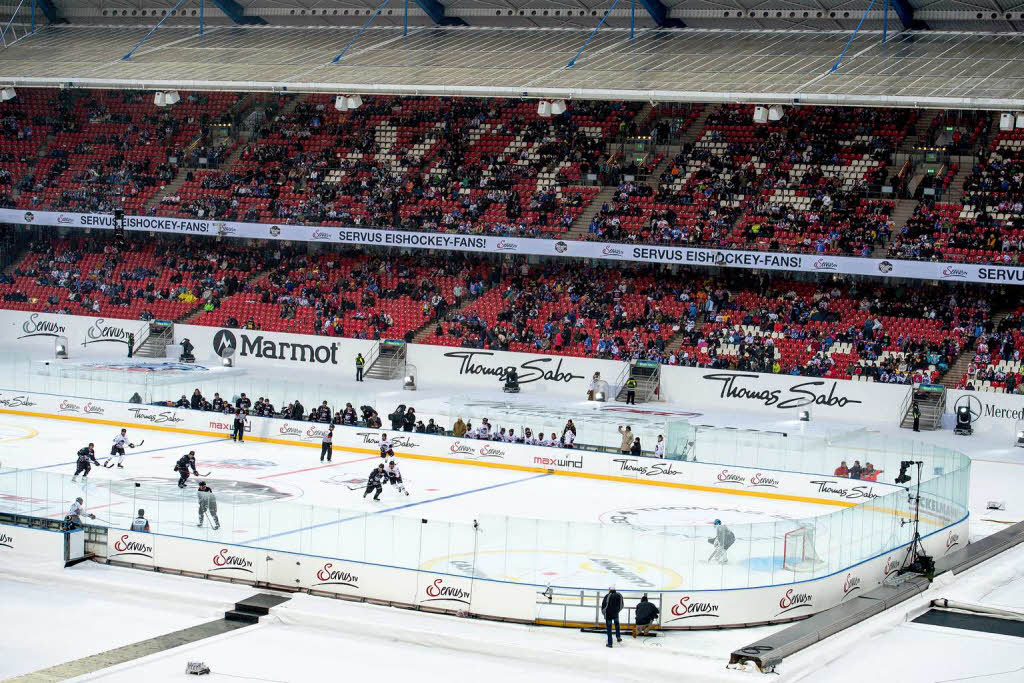Eishockey unter freiem Himmel im Nrnberger Fuballstadion: Das Winter Game der DEL.